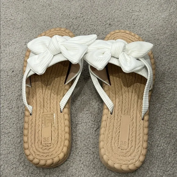 Elegant White Bow Sandals - Picture 3 of 5